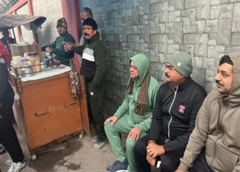 खिलाड़ियों के बीच में पहुंचे सीएम धामी,चाय पीते बात करते हुए लिया फीडबैक