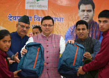 मुख्यमंत्री धामी ने भारत दर्शन पर जा रहे विधानसभा देवप्रयाग के मेधावी छात्रों से की भेंट