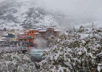 बद्रीनाथ में शून्य से नीचे पहुंचा तापमान, बर्फ में तब्दील हुए झरने और ऋषि गंगा,