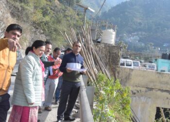 जिला मुख्यालय में चल रहे निर्माण कार्यो का डीएम ने किया निरीक्षण,समय पर कार्य पूरा कार्य करने के दिये निर्देश