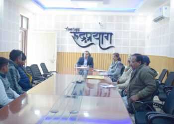 डीएम मयूर दीक्षित ने आबकारी विभाग के साथ ली बैठक