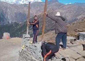 प्रशासन ने चोपता-तुंगनाथ पैदल मार्ग पर अवैध अतिक्रमण किया ध्वस्त