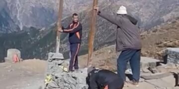 प्रशासन ने चोपता-तुंगनाथ पैदल मार्ग पर अवैध अतिक्रमण किया ध्वस्त