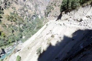 अलकनंदा में डाला जा रहा बाईपास कटिंग का मलबा, तहसील प्रशासन ने काम रोका