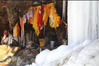 सीमांत घाटी नीती के टिम्मरसैंण गुफा में विराजमान हुए बाबा बर्फानी