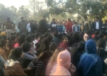 छात्रा के साथ दुष्कर्म के आरोपी की गिरफ्तारी को लेकर छात्र छात्राओं ने किया प्रदर्शन
