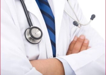 नशे में धुत होकर मस्ती करते मिले तीन डॉक्टर, तीनों सस्पेंड