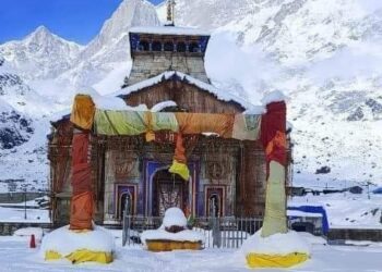 केदारपुरी में माइनस 10 डिग्री पहुंचा तापमान,जमी साढ़े तीन फीट बर्फ, 47 मजदूर लौटे