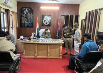 रुद्रप्रयाग पुलिस ने साढ़े तीन लाख मूल्य के 28 मोबाइलों की बरामदगी कर  स्वामियों को किए सुपुर्द