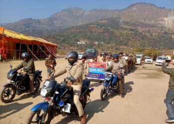 पुलिस ने किया लोगों को सड़क सुरक्षा के प्रति जागरूक