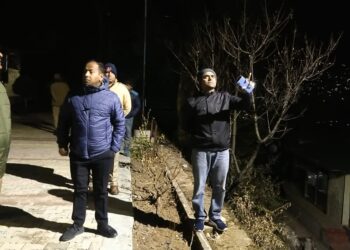 डीएम मयूर दीक्षित ने देर रात थाना उखीमठ का किया औचक निरीक्षण