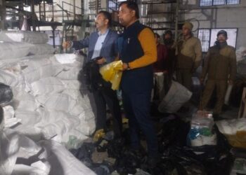 पॉलिथीन बनाने वाली फैक्ट्री पर बड़ी कार्यवाही,लाखो का जुर्माना,फैक्ट्री सील….