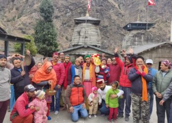 तेल कलश गाडू घड़ा पांडुकेश्वर स्थित योग ध्यान बद्री मंदिर से डिम्मर गांव के लिए प्रस्थान