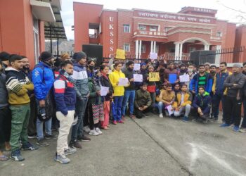 कनिष्ठ सहायक चयनित अभ्यर्थियों ने अधीनस्थ सेवा चयन आयोग का किया घेराव