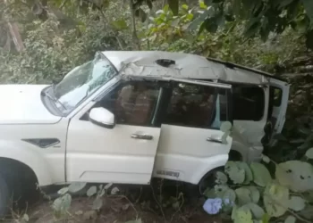 सड़क हादसे में नैनीताल दुग्ध संघ के अध्यक्ष मुकेश बोरा उनकी पत्नी सहित छह लोग घायल