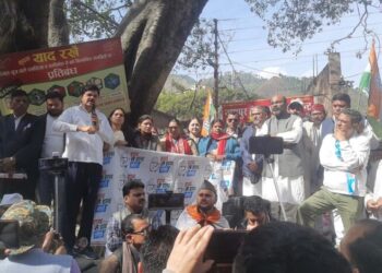 हाथ से हाथ जोड़ो यात्रा पहुंची रुद्रप्रयाग,प्रदेश सरकार के खिलाफ जमकर हल्ला बोल प्रदर्शन