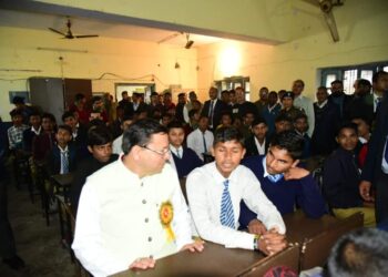 सीएम धामी पहुंचे अपनी पुराने विद्यालय, पुरानी यादें साझा की,स्कूली दिनों को याद कर भावुक हुए धामी