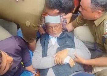 पूर्व मुख्यमंत्री हरीश रावत की बिगड़ी तबियत,एंबुलेंस में चिकित्सकों ने किया परीक्षण