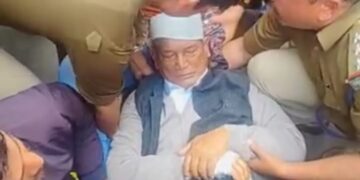 पूर्व मुख्यमंत्री हरीश रावत की बिगड़ी तबियत,एंबुलेंस में चिकित्सकों ने किया परीक्षण