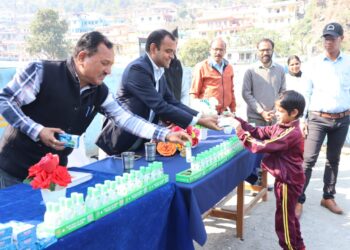 प्राथमिक विद्यालय रुद्रप्रयाग में डेटोल हाइजीनिक कार्यक्रम का डीएम ने किया शुभारंभ