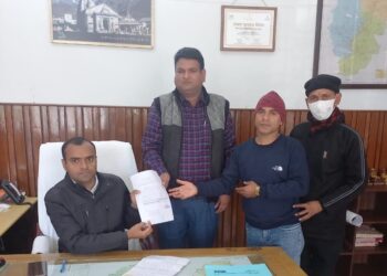 आपराधिक गतिविधियों पर रोक लगाने की मांग को लेकर व्यापार मंडल भीरी ने डीएम रुद्रप्रयाग को सौंपा ज्ञापन