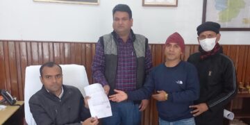 आपराधिक गतिविधियों पर रोक लगाने की मांग को लेकर व्यापार मंडल भीरी ने डीएम रुद्रप्रयाग को सौंपा ज्ञापन