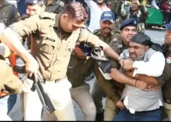 हल्द्वानी दौरे पर पहुंचे सीएम धामी का काले झंडे दिखाकर विरोध करने पर प्रदर्शनकारियों की पुलिस से झड़प, कई गिरफ्तार