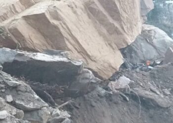 कर्णप्रयाग के पास चट्टान दरकने से बाइक सवार दबा, वाहनों की आवजाही रोकी