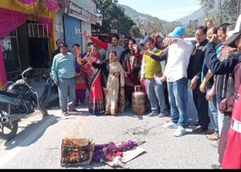 महंगाई के खिलाफ राज्य एवं केन्द्र सरकार का नगर कांग्रेस ने फूंका पूतला