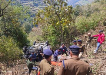 देहरादून से मसूरी घूमने जा रहा परिवार हादसे का शिकार गहरी खाई में गिरी गाड़ी