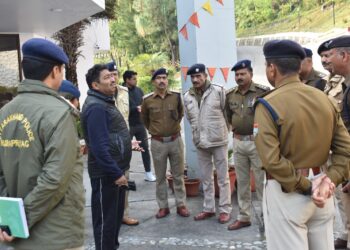 चारधाम यात्रा तैयारियों को लेकर डीजीपी ने रुद्रप्रयाग पहुंचकर पुलिस जवानों का बढ़ाया हौसला