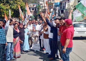 राहुल गांधी की सदस्यता खत्म करना मोदी सरकार का षड्यंत्र-कांग्रेस,अगस्त्यमुनि में कांग्रेसियों ने किया सत्याग्रह