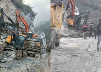 यहाँ पहाड़ी से मलवा व बोल्डर, दो पोकलैंड मशीन व एक डंपर के ऊपर गिरे, एक की मौत 2 घायल