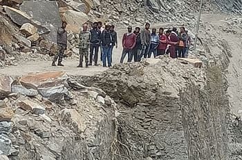 बदरीनाथ हाईवे पर दर्दनाक हादसा, सड़क से मलबा हटाने के दौरान खाई में गिरी जेसीबी, चालक की मौत