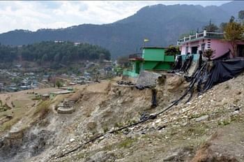 हल्दापानी में भू-धंसाव…मकानों में पड़ीं बड़ी-बड़ी दरारें, 70 भवनों पर मंडरा रहा खतरा