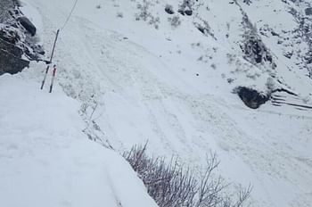 केदारनाथ यात्रा:-पहाड़ी से भारी मात्रा में खिसककर पैदल रास्ते पर आई बर्फ