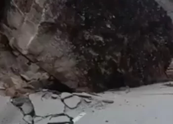यहाँ गंगोत्री हाईवे पर अचानक से ढह गई चट्टान,देखिये वीडियो!!