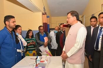 सीएम धामी ने किया सामुदायिक स्वास्थ्य केंद्र का औचक निरीक्षण, मरीजों से बात कर जाना हाल
