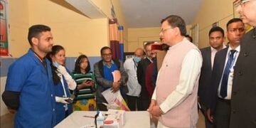 सीएम धामी ने किया सामुदायिक स्वास्थ्य केंद्र का औचक निरीक्षण, मरीजों से बात कर जाना हाल