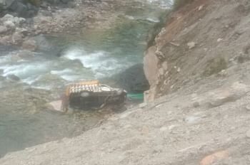 यहाँ दुर्घटनाग्रस्त होकर खाई में गिरा वाहन, दो लोग घायल