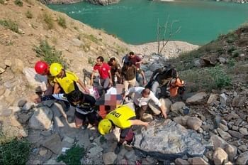 नौकरी छूटी तो इटावा के दो भाई आत्महत्या करने पहुँचे व्यासी, ब्लेड से काटा गला और हाथ की नस,एम्स में भर्ती