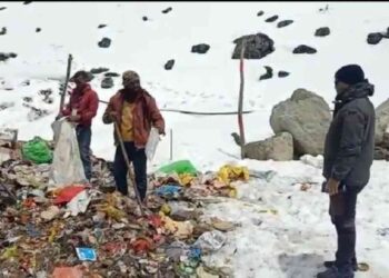 पर्यावरण सरंक्षण को लेकर डीएम मयूर दीक्षित की पहल पर पहले दिन उठाया गया 12क्विंटल कूड़ा