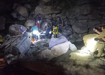 बद्रीनाथ राजमार्ग पर गहरी खाई में गिरी कार, एक की मौत, एक घायल