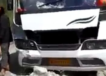 यहां डिवाइडर की तरफ हवा में लटकी यात्रियों से भरी बस! बाल-बाल बचें