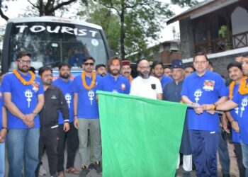 यात्रा दल के वाहनों को सीएम ने किया हरी झंडी दिखाकर रवाना, पंजीकरण 16 लाख के पार