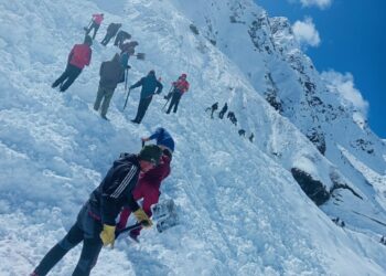 जारी बर्फबारी के कारण केदारनाथ पैदल मार्ग पर खिसककर आए हिमखंड, कुबेर गदेरे में पैदल रास्ता हुआ बंद