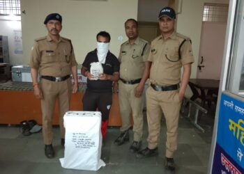 शराब परिवहन करते हुए एक व्यक्ति को पुलिस ने दबोचा