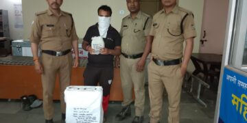 शराब परिवहन करते हुए एक व्यक्ति को पुलिस ने दबोचा