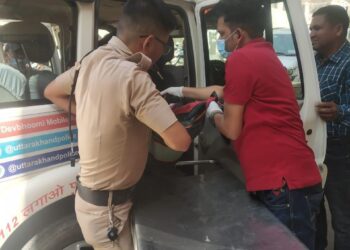 बद्रीनाथ राजमार्ग पर बाइक सवार के ऊपर गिरा पत्थर,हाईवे पेट्रोल वाहन ने पहुंचाया जिला अस्पताल