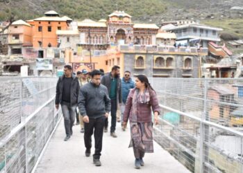 बद्रीनाथ धाम पहुंचकर डीएम ने लिया यात्रा व्यवस्थाओं का जायजा